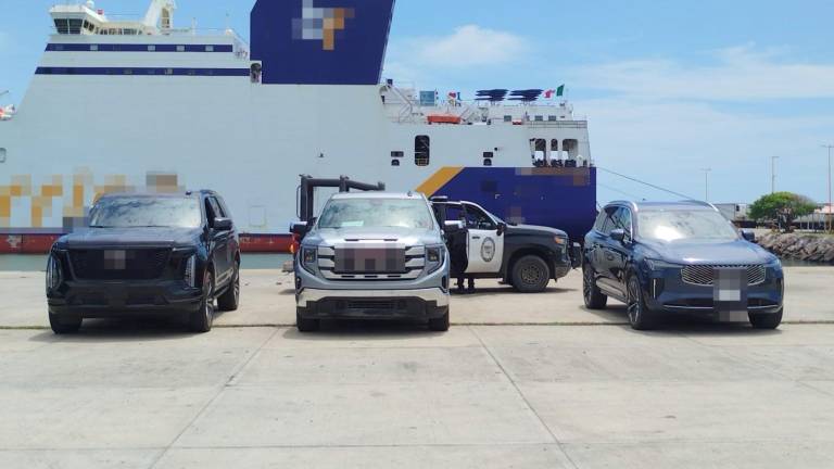 Autoridades federales resguardan las unidades aseguradas en Mazatlán.