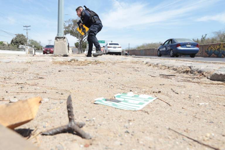 Ocupantes de un vehículo tiraron los ponchallantas al descubrir un convoy de patrullas de la Marina qué circulaban de norte a sur por el Libramiento Colosio.