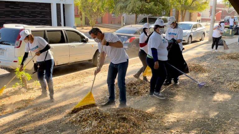 El candidato Héctor Orrantia Coppel y una brigada de voluntarios comenzó a rehabilitar un parque del distrito 15 en Culiacán.