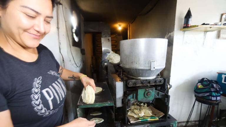 El trabajo de Dora en la Tortillería La Esperanza conlleva soportar las altas temperaturas del día y el calor de la máquina de tortillas.
