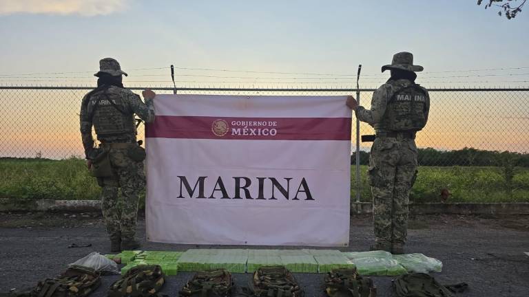 Personal naval resguarda el material asegurado durante los operativos en Escuinapa y Mazatlán.