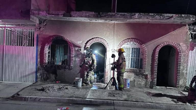 Bomberos de Mazatlán reportó que este jueves de Navidad atendió un incendio de vivienda al parecer por pirotecnia.