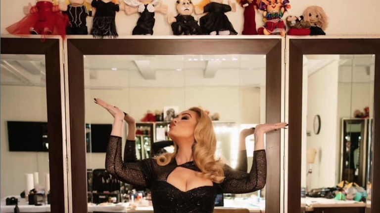 Adele muestra en redes sociales su colección de muñecos Simi.