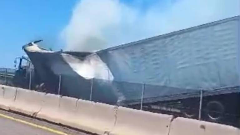 El incendio consumió parte del tráiler y su carga tras una falla en los frenos en la autopista Mazatlán-Culiacán.