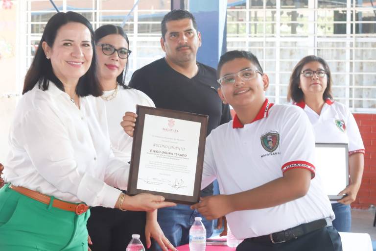 Reconocen el primer lugar del estudiante Diego Osuna
