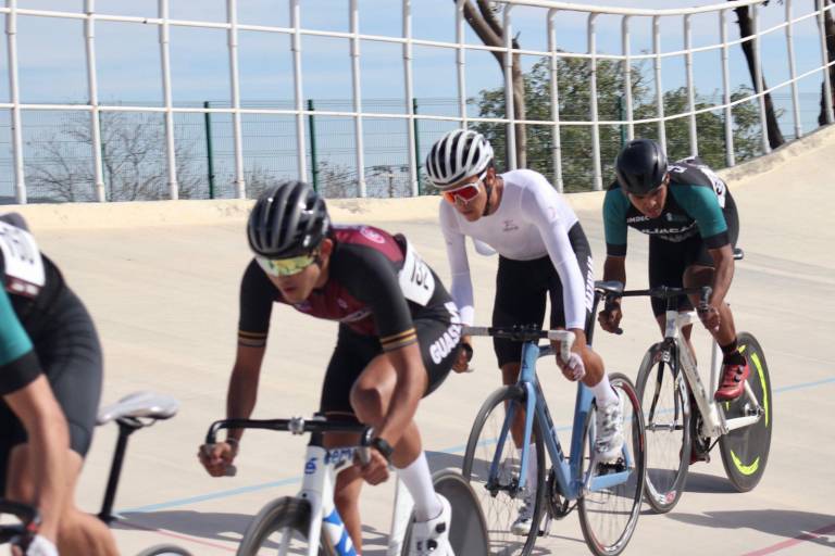 Alejandro Velarde y Diana Álvarez obtienen preseas para Mazatlán en ciclismo