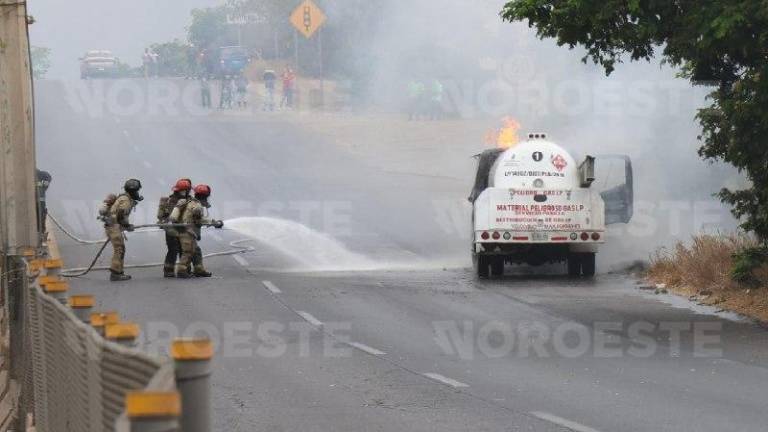 Bomberos y Protección Civil controlaron el fuego en la cabina y enfriaron el tanque de gas en Mazatlán.