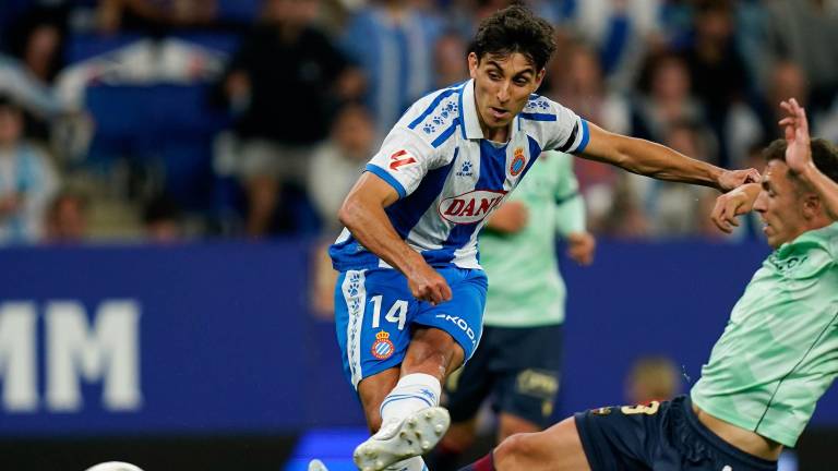 Ramón Terrats efectúa un disparo al arco por el Espanyol.