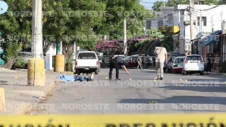 Elementos policiacos acordonaron la zona del ataque en la avenida Pino Suárez mientras peritos realizaban las diligencias correspondientes.