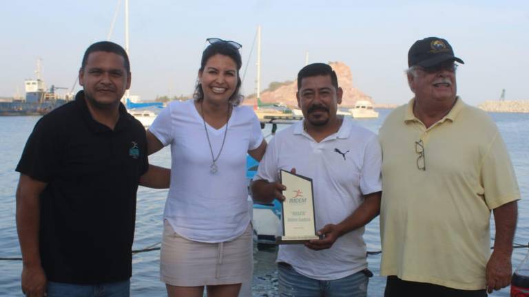 Isadora recibe su premio como equipo campeón de la Regata Tres Islas