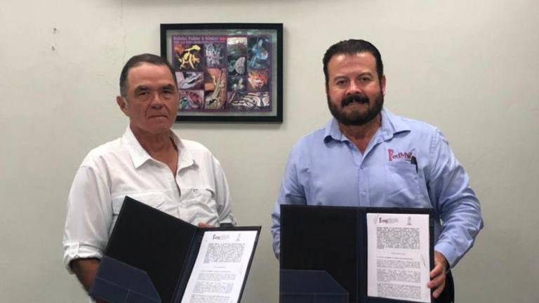 Ernesto Zazueta Zazueta, y Arturo Sánchez Mejorada realizan la firma del convenio.