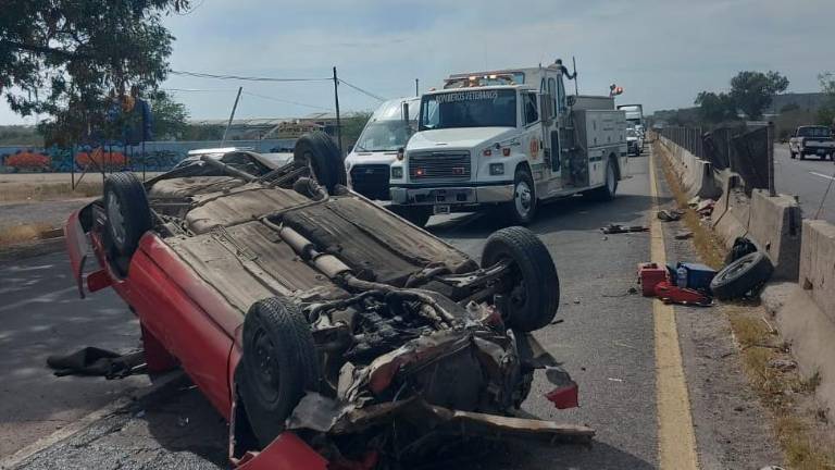 El automóvil quedó con las llantas hacia arriba tras volcar en la carretera México 15, a la altura del Centro Penitenciario de Mazatlán.