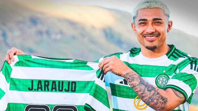 Julián Araujo se quedó sin entrenador en Escocia.