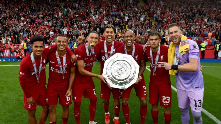 Los jugadores del Liverpool festejan su primer título de la campaña.