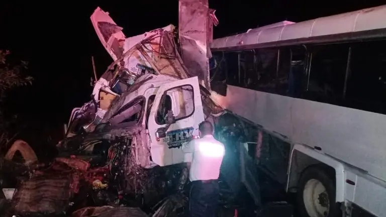 El accidente se registró la madrugada de este domingo, en el kilómetro 100 de la carretera libre Tepic-Mazatlán.