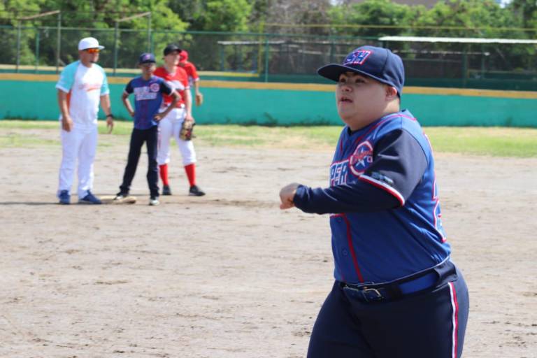 Super Héroes juegan al beisbol sin límites