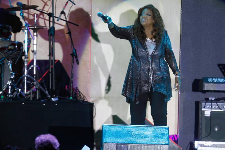 Da Gloria Gaynor el toque retro en la coronación de la Reina de los Juegos Florales