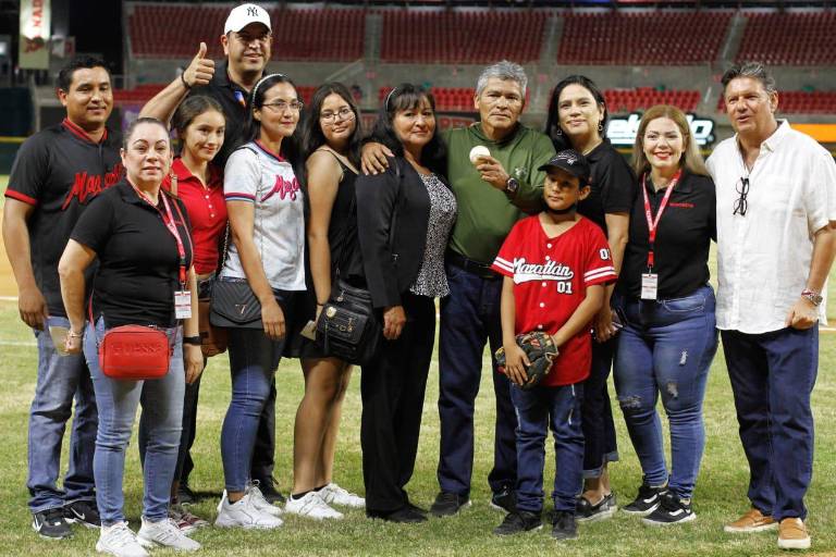 Rinde Venados homenaje a la trayectoria del fotoperiodista Andrés García