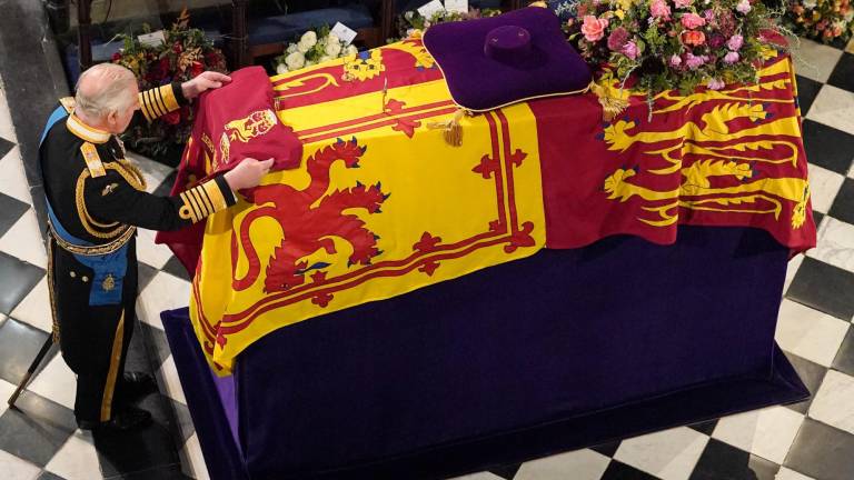 Culmina el servicio del sepelio en Windsor, con el último himno, el rey depositó la bandera de la Guardia Granadera sobre el féretro.
