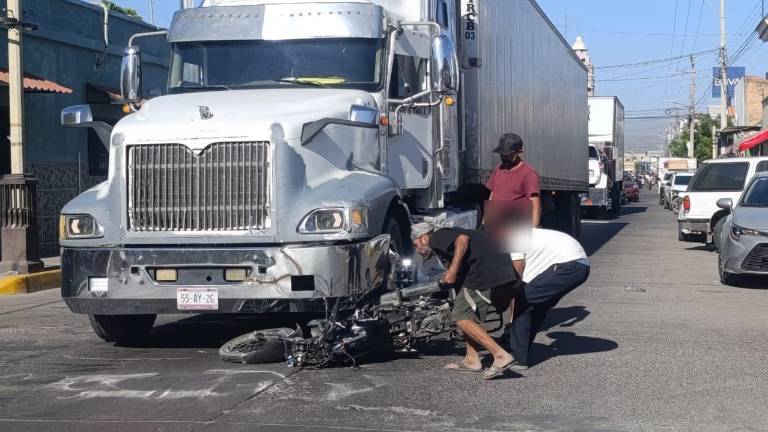 Un menor chocó con un tráiler en el Centro de Escuinapa.
