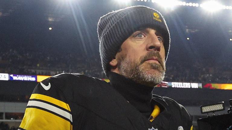 Aaron Rodgers jugará una temporada más para los Steelers.