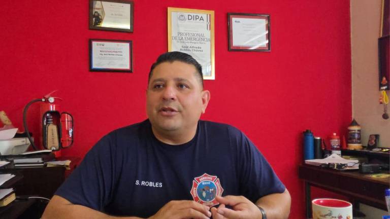 Saúl Robles Chávez, comandante de Bomberos de Mazatlán, informa del primer Congreso Internacional de Bomberos.