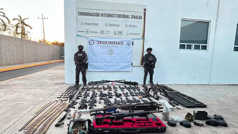 Los oficiales encontraron armamento diverso y municiones en una camioneta pick up negra, en aparente estado de abandono.