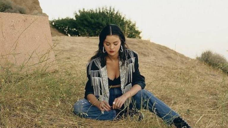 Selena Gómez copia el look de la reina del Tex-Mex y se luce en mom jeans