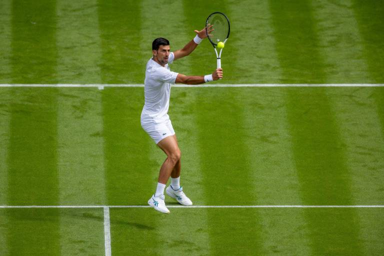Novak Djokovic seca al argentino Pedro Cachín en el inicio de Wimbledon