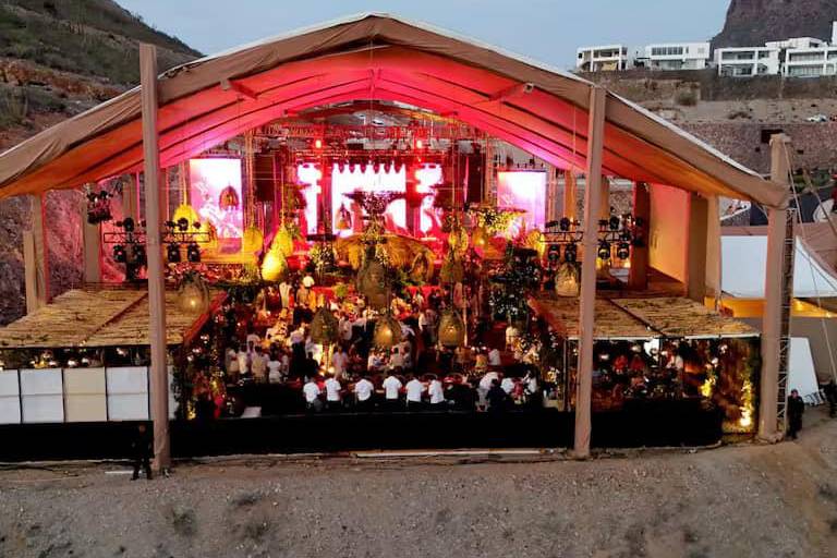 Con estrellas de la música, celebra Carín León su cumpleaños 35