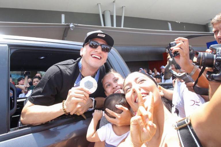 Invade la Colonia Montuosa el Aeropuerto Internacional Rafael Buelna para recibir a Marco Alonso Verde