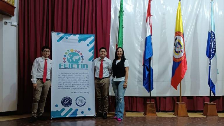 Jóvenes estudiantes de Angostura destacan en eventos internacionales con una propuesta de barra nutritiva.