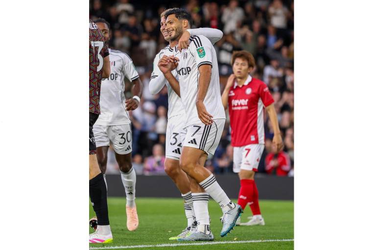 Raúl Jiménez rompe la sequía y guía al Fulham en la EFL Cup