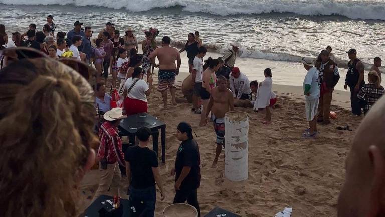 Salvavidas de Mazatlán realizaron maniobras de reanimación a una persona rescatada del mar en Playa Norte.