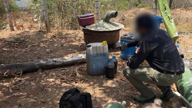 Elementos de la FGR aseguraron un inmueble en Culiacán donde presuntamente se elaboraban drogas sintéticas.