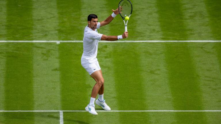 Novak Djokovic seca al argentino Pedro Cachín en el inicio de Wimbledon
