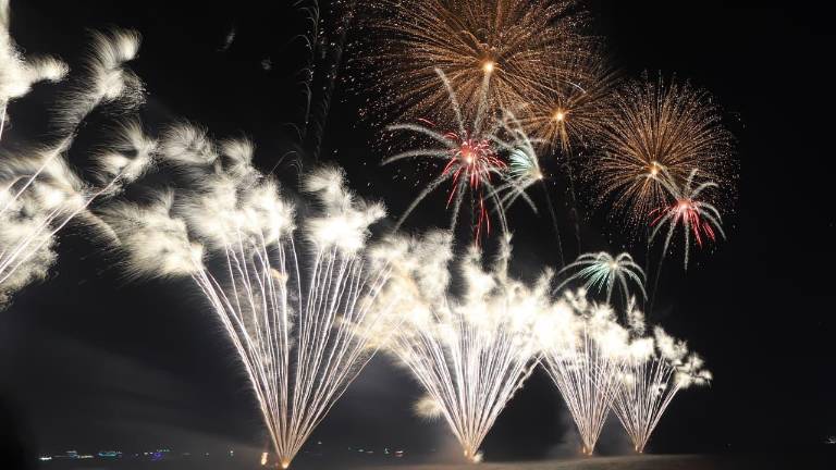 El espectáculo de fuegos pirotécnicos iluminó la bahía mazatleca.