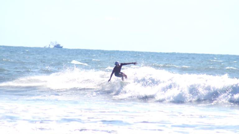Fueron 75 surfistas los que desafiaron el oleaje en la playa El Carrizo.
