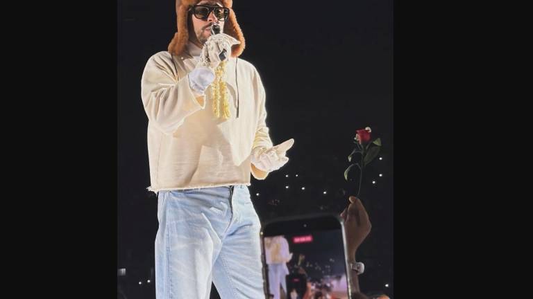 Bad Bunny durante el concierto en Colombia.