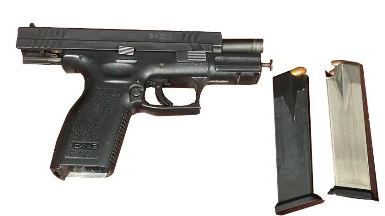 Una pistola con dos cargadores abastecidos fue asegurada por elementos de la PEP.