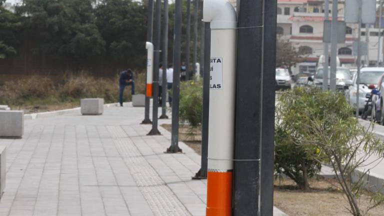 Diez colilleros fueron instalados en la Avenida Bahía.