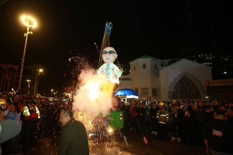 Arde figura de ‘El Químico’ en Quema del Mal Humor