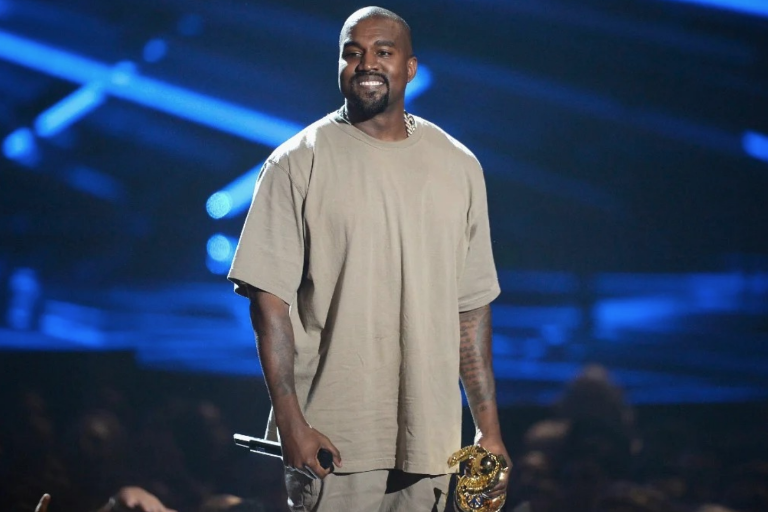 Ex director de inteligencia de Kanye West lo demanda por amenazas y falta pago