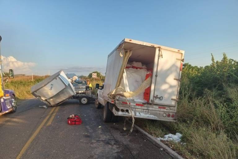 Choque entre camionetas deja dos lesionados cerca de El Rosario