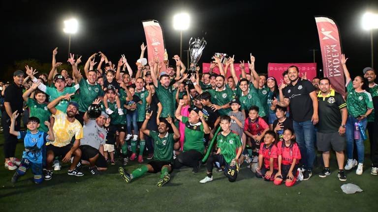 El Mavir celebra su título.