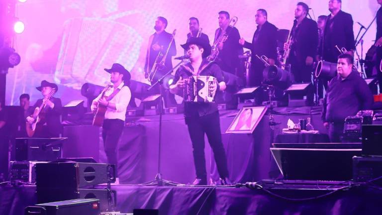 Dedica Alfredo Olivas concierto en Mazatlán a un fan que falleció recientemente