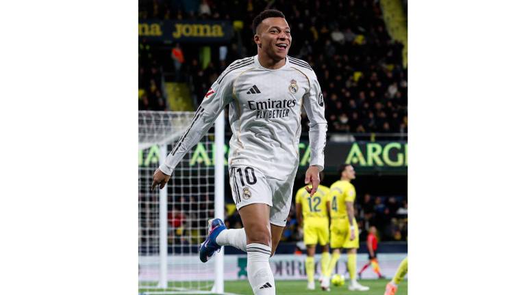 Kylian Mbappé marca dos goles.