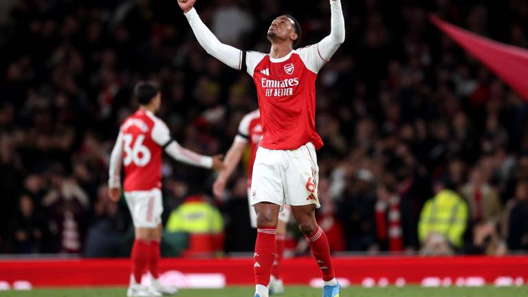 Gabriel Magalhães celebra el triunfo del Arsenal, que ve cerca el título de la Premier League.