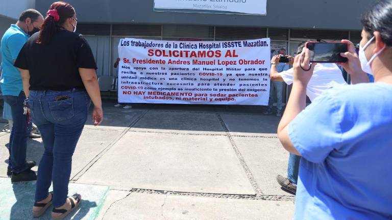 Médicos y derechohabientes a las afueras del centro hospitalario.