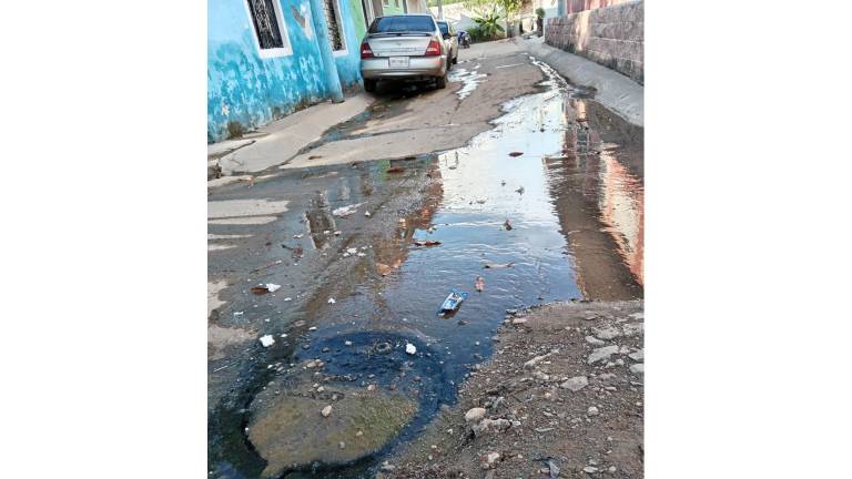 Grandes cantidades de aguas negras brotan de las alcantarillas ubicadas en las calles Emiliano Zapata, Naranjo y 18 de marzo.
